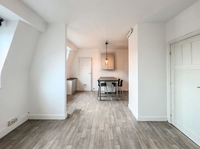 Op een steenworp afstand van alle voorzieningen vindt u dit prachtige appartement van 85 m² (890 sq ft) met 2 slaapkamers en kantoor, gelegen op de 4e