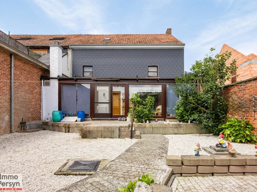 Buiten het centrum van Sint-Joris-Winge vinden we deze gerenoveerde woning terug. De woning zelf dateert van 1957 maar heeft door de jaren heen de jui