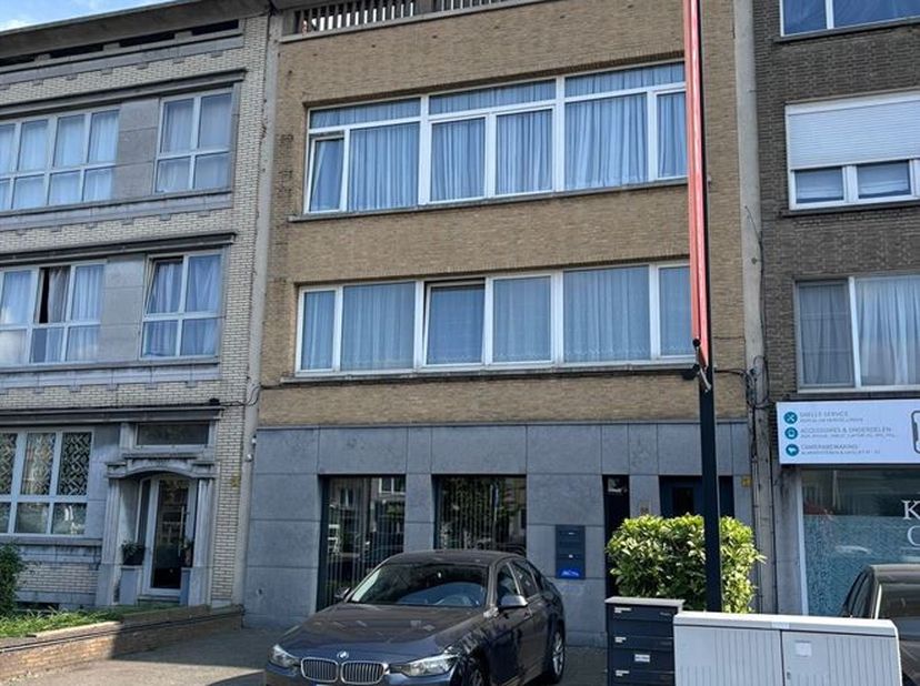Ruim appartement met 2 slaapkamers op gunstige locatie! &lt;br /&gt;
Indeling: Inkomhal, leef- en eetruimte, keuken, 2 slaapkamers, badkamer, gastentoilet&lt;b