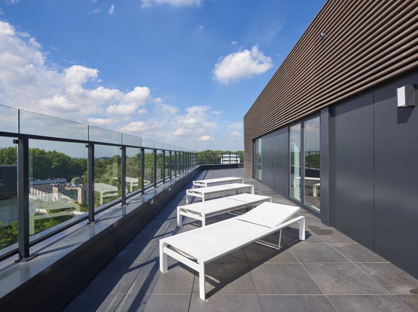 Aangenaam appartement van 55 m² + terras van 5 m² gelegen op de 4e verdieping van een recent gebouw, gebouwd in 2016, La Résidence The Horizon. Indeli