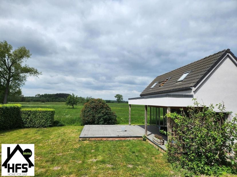 Deze woning heeft een topligging! Mooi weids uitzicht en toch vlakbij winkels! Het is heerlijk vertoeven in de tuin en aan het terras van het bijgebou