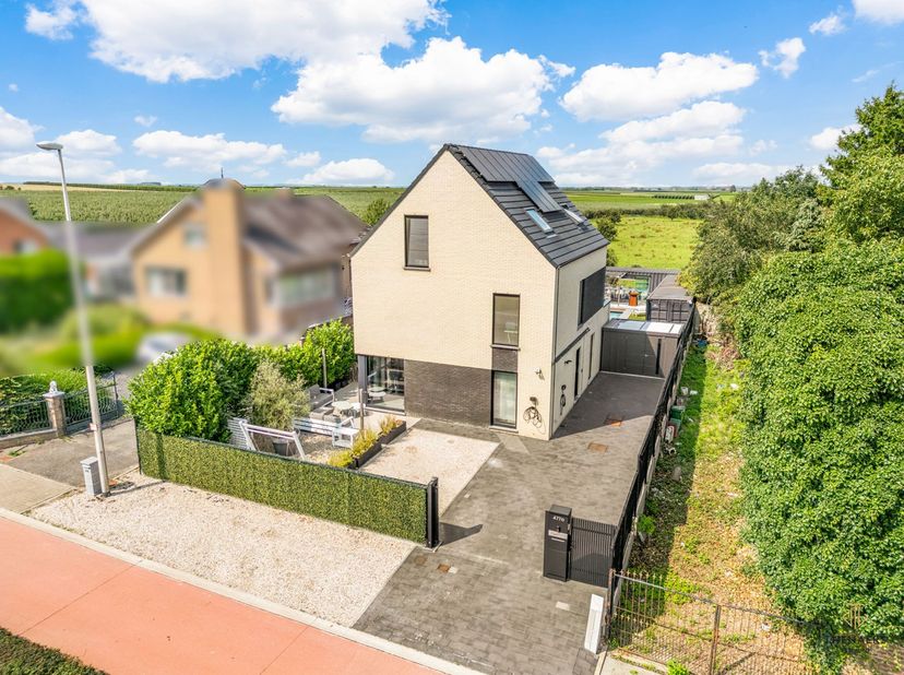 Recente moderne woning met zwembad en optioneel aan te kopen weide van 1Ha.&lt;br /&gt;
&lt;br /&gt;
Genieten van landelijke rust, een fijne duik in je verwarmde