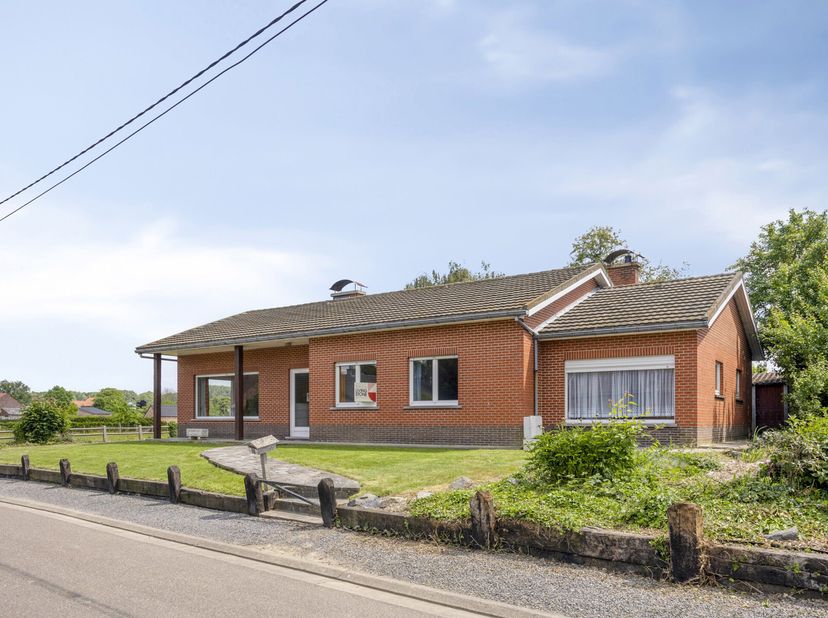 Bienvenue à la Lindestraat 90 à Kortenaken, une maison familiale chaleureuse où espace, lumière et tranquillité se rencontrent. Construite sur un terr