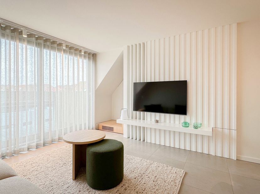 Dans la charmante résidence Dolce Vita, vous trouverez cet appartement duplex magnifiquement rénové (construit en 2006) dans un petit immeuble avec se