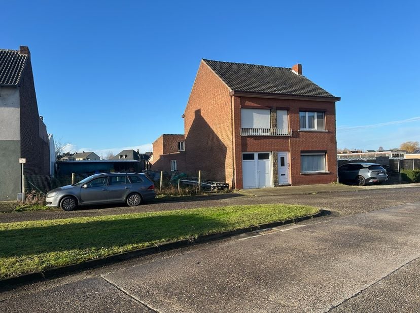 De bestaande woning op het perceel heeft een totaalrenovatie nodig, maar biedt na afbraak verschillende mogelijkheden. Weliswaar dient voor elke mogel