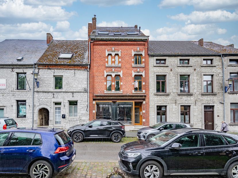 EASYHOME vous présente cet immeuble de rapport exceptionnellement bien situé sur une magnifique place au cur de Couvin, entouré de commerces et à prox