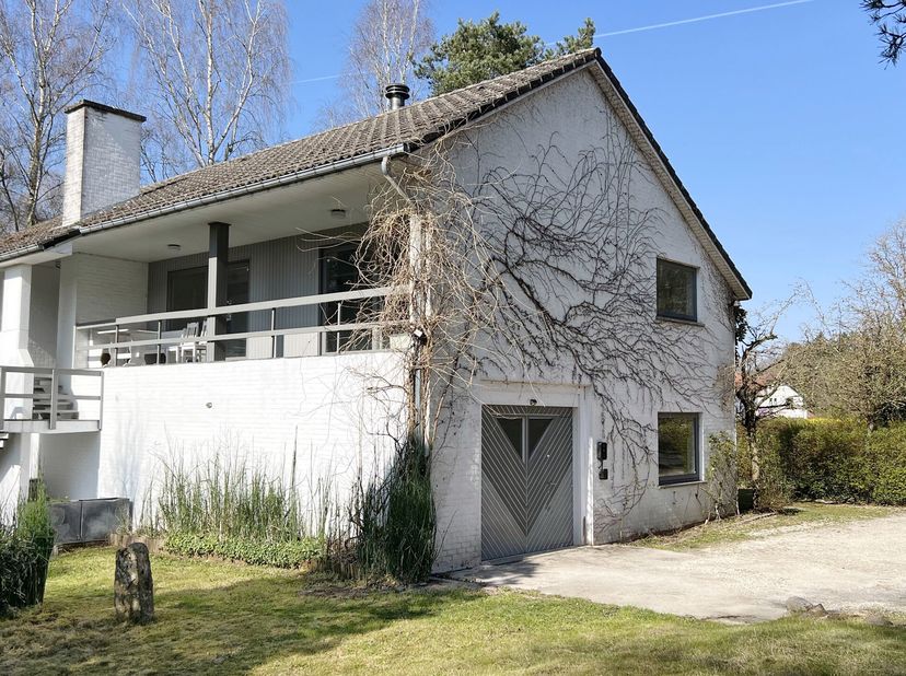 Excellent situation à Renipont sur un axe de passage permettant une belle visibilité : villa de 1985 en 4 façades divisée en 2 unités sur un terrain d