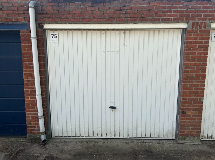 Deze garagebox maakt deel uit van een garagecomplex met ingangen langs de Vinkenveldplein en De Hertstraat. De garagebox is uitgerust met een handmati