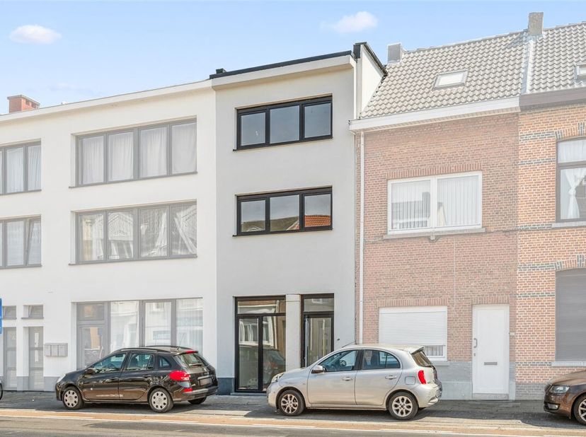 Après d&#039;importants travaux de rénovation énergétique, cette maison spacieuse, bien reliée au centre-ville et à l&#039;autoroute E19, a obtenu le label EPC