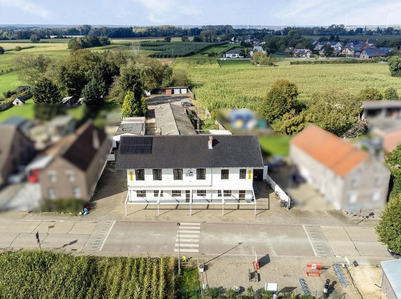 Op de Schoorstraat 113 in Uikhoven/Maasmechelen kan u dit bebouwde perceel van circa 40 are terugvinden.&lt;br /&gt;
&lt;br /&gt;
De huidige constructies bestaan