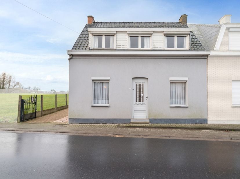 Bent u op zoek naar een renovatieproject waarmee u uw droomhuis kunt realiseren op een aantrekkelijke locatie met een uniek uitzicht? Dit huis beschik