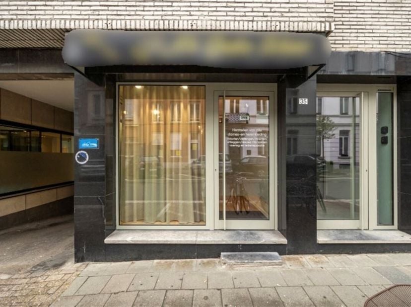 Nabij het bruisende hart van Mechelen vinden we dit instapklare handelsgelijkvloers, gelegen op een absolute toplocatie. Het pand maakt deel uit van e