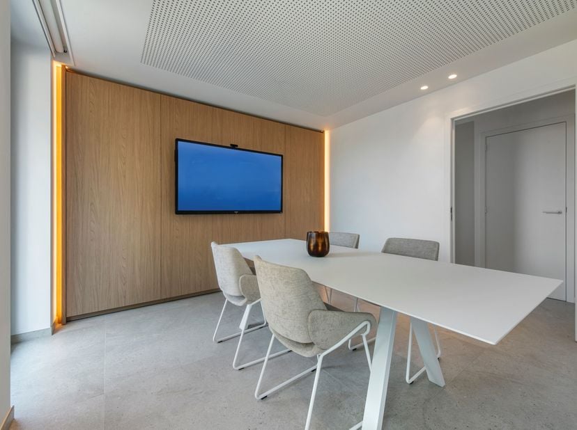 Bent u op zoek naar een stijlvol ingerichte kantoorruimte op een toplocatie? Deze moderne en volledig gemeubelde nieuwbouw kantoorruimte in het hart v