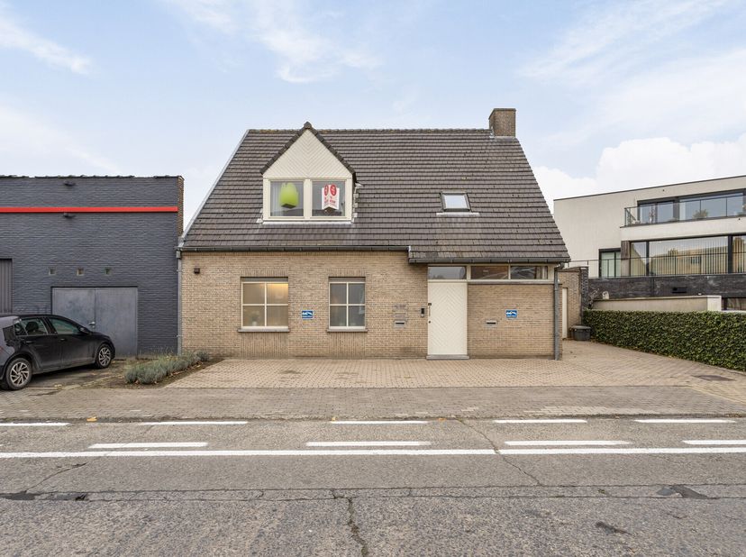 Gelegen in het hart van Zwevezele, biedt dit huis aan de Tramstraat een ideale combinatie van woon- en werkruimte. De begane grond herbergt een ruime