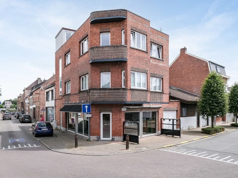 Vandaag nemen we jullie mee naar deze opbrengsteigendom op toplocatie in het centrum van Bornem. De eigendom bevindt zich op wandelafstand van alle no