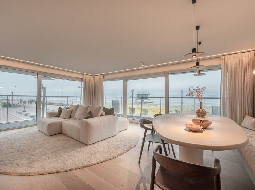Appartement d&#039;angle luxueusement rénové avec terrasses et vue frontale sur la mer.&lt;br /&gt;
Disposition :&lt;br /&gt;
Hall d&#039;entrée avec toilettes pour invités