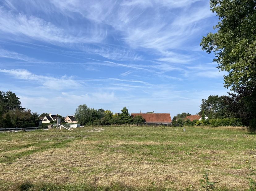 Deze villagrond is gelegen in het immer rustige en vooral charmante polderdorp Middelburg (deelgemeente Maldegem).&lt;br /&gt;
Deze locatie zorgt voor een v