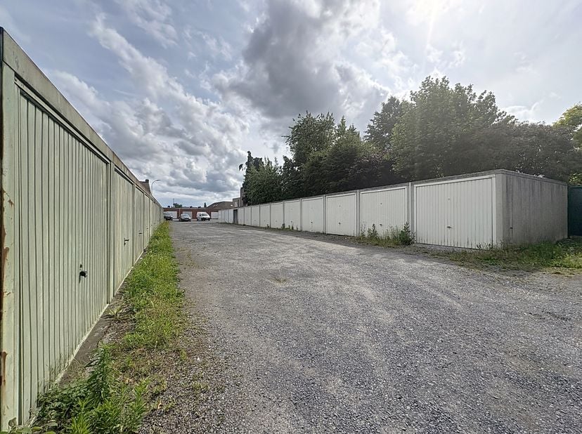 Opbrengsteigendom: 10 metalen garageboxen te koop nabij het centrum van Sint-Eloois-Vijve. Ideale investering!&lt;br /&gt;
De garageboxen beschikken over ee
