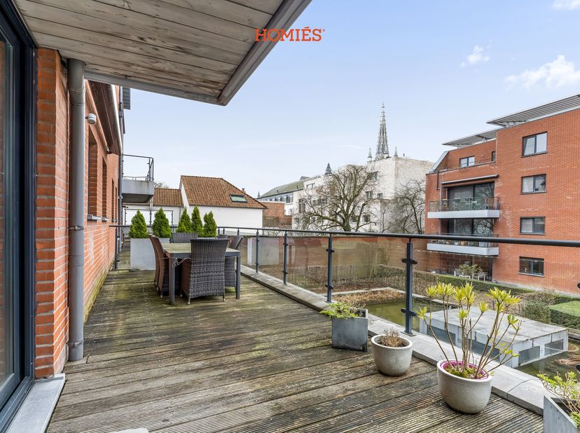 Op een boogscheut van de hippe Leuvense Vaart presenteren wij u dit ruime driekamerappartement met een uitzonderlijk terras. Wij bevinden ons op de 1s