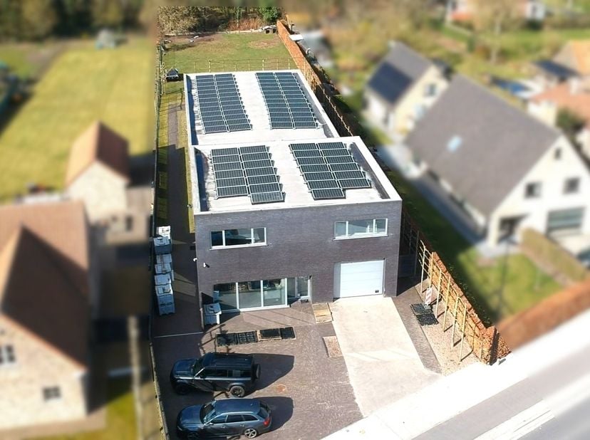 Modern bedrijfsgebouw van 540m², strategisch gelegen met vlotte bereikbaarheid. Het pand is uitgerust met geavanceerde technieken zoals vloerverwarmin