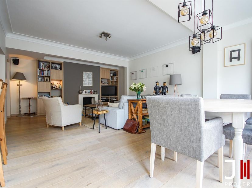 Idéalement situé dans le quartier de Gribaumont, dans une rue calme, au 1er étage d&#039;une petite copropriété, J&amp;J Properties vous propose ce superbe app