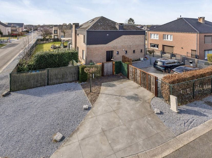 Royale en karaktervolle vrijstaande woning op welgewilde woonlocatie gelegen en op een prachtig perceel van maar liefst 825 m2.&lt;br /&gt;
De woning is ide