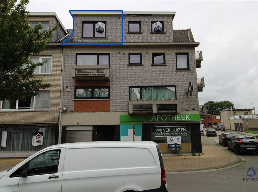 Dit te renoveren 2-slaapkamerappartement is gelegen in het hartje van Zelzate. Het appartement bevindt zich op de derde verdieping en de indeling is a