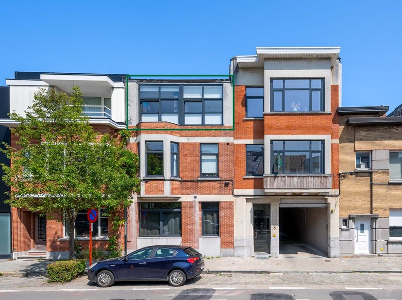 Dit volledig gerenoveerde, instapklare 2-slaapkamerappartement bevindt zicht, in UNESCO-gebied, in een residentiële omgeving op 3 minuten wandelen van