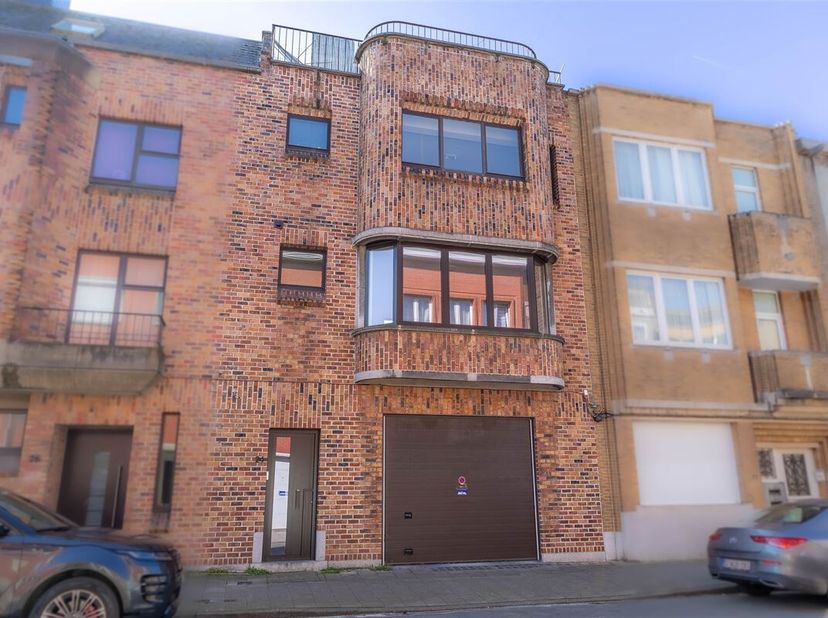 Property One vous propose cette charmante maison bel-étage récemment rénovée, idéalement située dans le quartier prisé de la Basilique de Koekelberg.