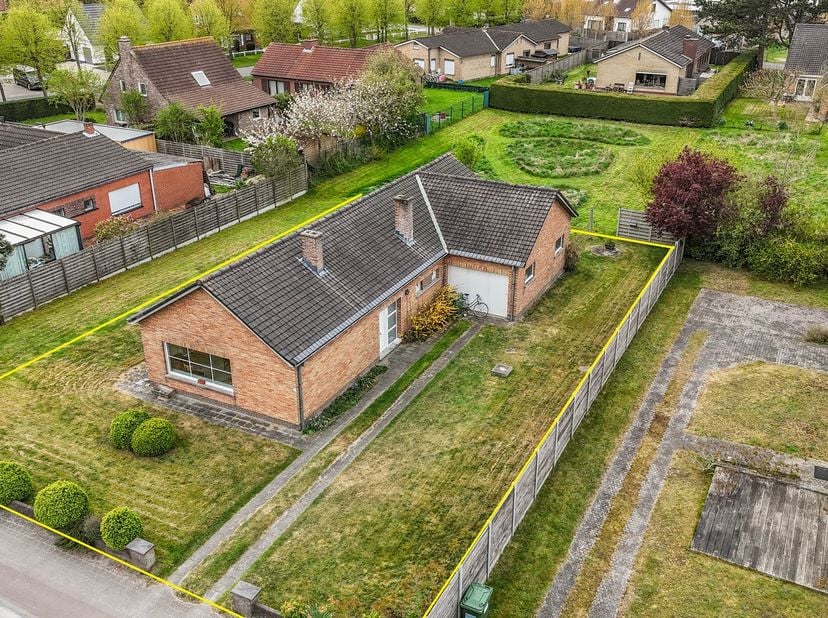 Te renoveren villa-bungalow met zonnige tuin, gelegen in een levendige straat nabij het Hannecartbos. De woning omvat een inkomhal met apart toilet, l