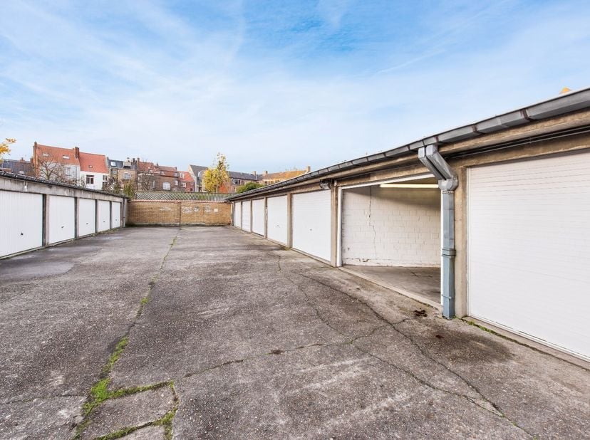 AFGESLOTEN GARAGEBOX in een VERZORGD COMPLEX op uiterst gegeerde ligging in CENTRUM BRUGGE! VOORZIEN VAN ELEKTRICITEIT! Hier komen zelden garageboxen