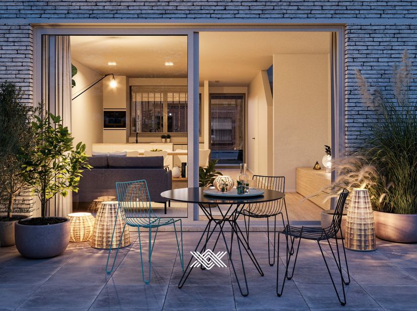 Deze koppelwoning van 180 m² bestaat uit drie bouwlagen met op het gelijkvloers een inkomhal met gastentoilet uitkomende in de eet- en leefruimte met