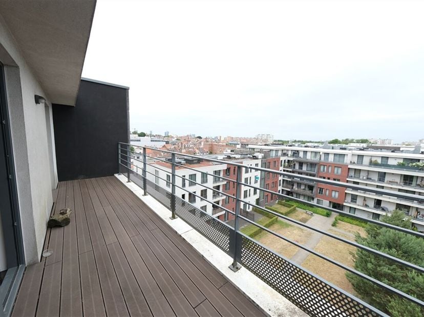 Appartement Penthouse au 5ieme étage, 69m² habitables, 1 chambre à coucher avec dressing, salle de douche, living, cuisine, entrée avec vestiaire, déb