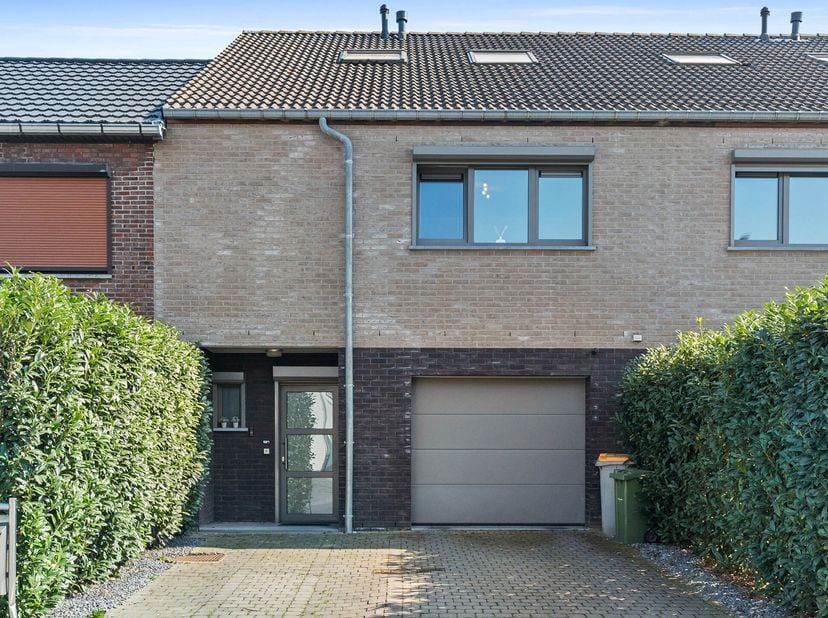 Deze moderne woning biedt het perfecte evenwicht tussen een strak design, comfort en energiezuinigheid. Met een eigentijdse architectuur, grote raampa