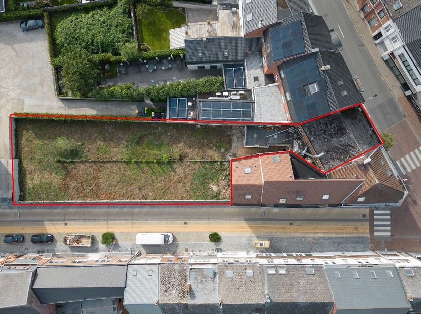 * PRIJS BESPREEKBAARProjectlocatie te koop in centrum Brakel, bestaande uit een af te breken/te renoveren woning (mogelijkheid tot appartementsbouw) e
