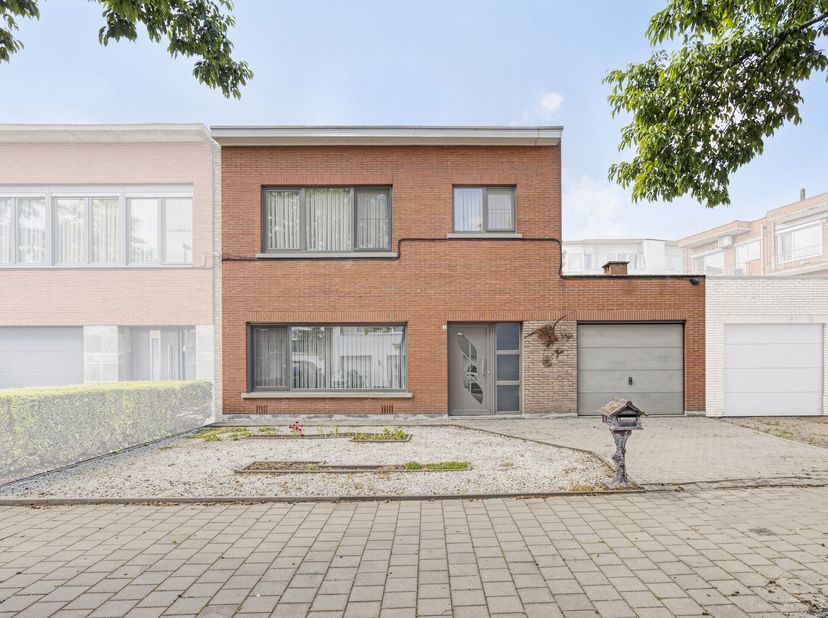U komt binnen in een ruime inkomhal met gastentoilet. Via een dubbele glazen deur betreedt u de lichtrijke leefruimte. Vanuit de leefruimte heeft u to