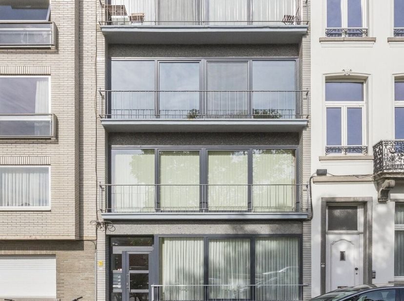 Gezellig gelijkvloers appartement met leuk stadstuintje. Het appartement is gelegen in een kleinschalig gebouw bestaande uit vier appartementen. Aan d