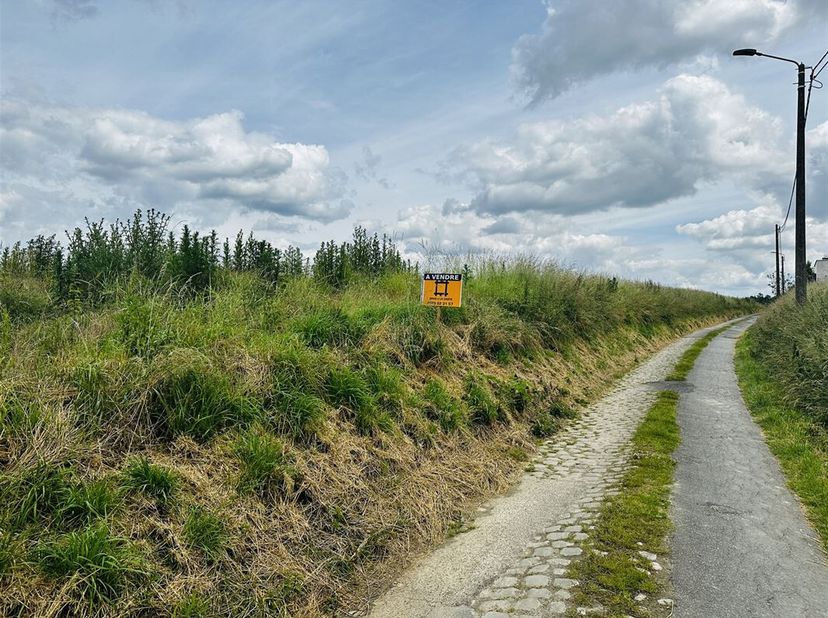 SOUS OPTION&lt;br /&gt;
Achetez maintenant à 3% de frais d&#039;enregistrement : demandez les conditions !&lt;br /&gt;
Terrain bien situé pour un immeuble ouvert dans