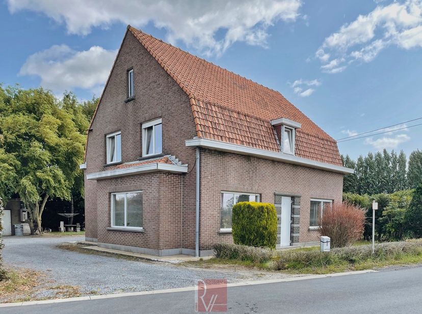 In Meulebeke vinden we deze alleenstaande woning. Naast de rustige omgeving is het pand gelegen nabij invalswegen. Het ruime perceel zorgt voor voldoe