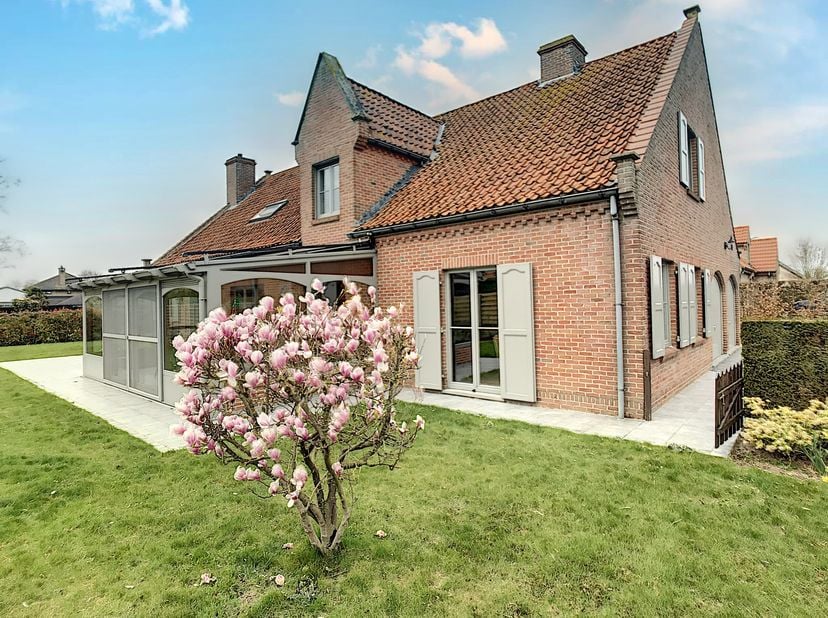 Dans un quartier résidentiel calme du Brandhoek, à Vlamertinge, se trouve cette villa authentique. Idéalement situé près de l&#039;allée Noorderring entre