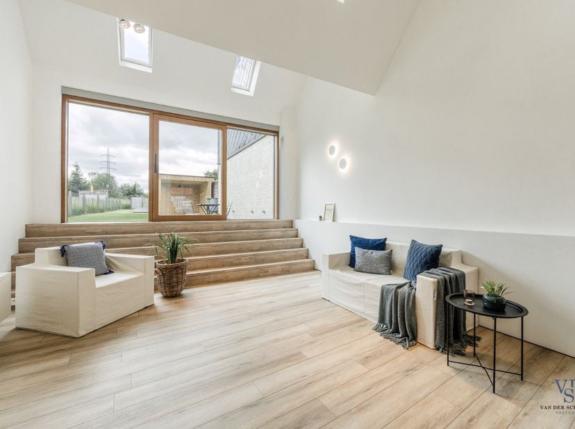 Langsheen de Kapellestraat in Kluisbergen vinden we deze volledig gerenoveerde woning terug. Deze volledige renovatie (2024-2025) werd met oog voor de