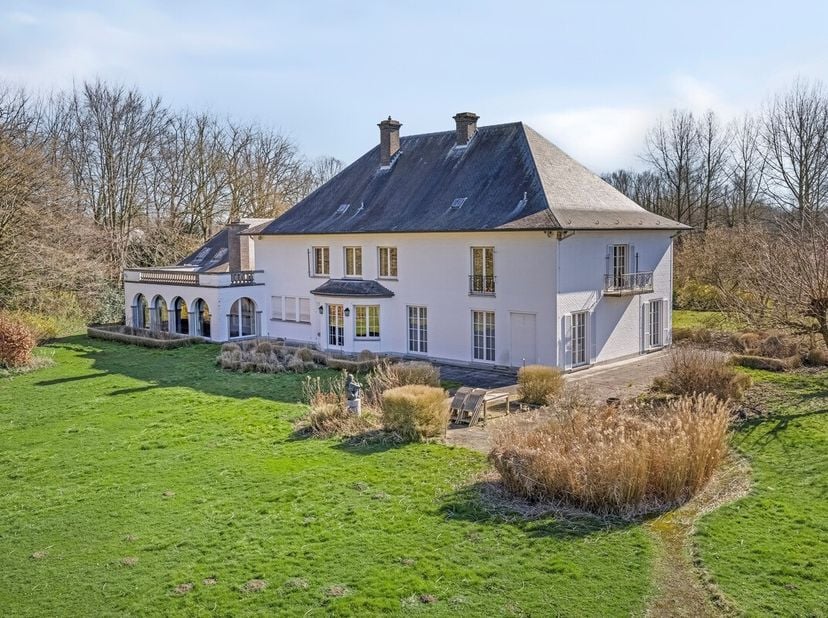 A deux pas de Louvain et parfaitement reliée à Bruxelles, nous avons le plaisir de proposer à la vente cette villa exclusive avec un parc de pas moins