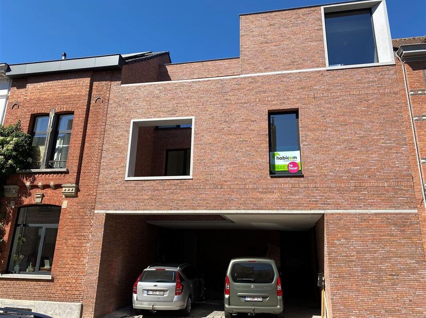 Ce bel appartement récent d&#039;une surface habitable de 86 m² offre un cadre de vie moderne et luxueux dans le charmant centre du village de Mortsel.&lt;br