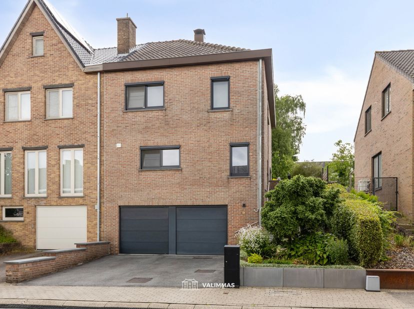 VALIMMAS verkoopt deze zeer rustig en residentieel gelegen driegevelwoning met mooi aangelegde tuin (ideaal georiënteerd naar het zuidoosten) en dubbe
