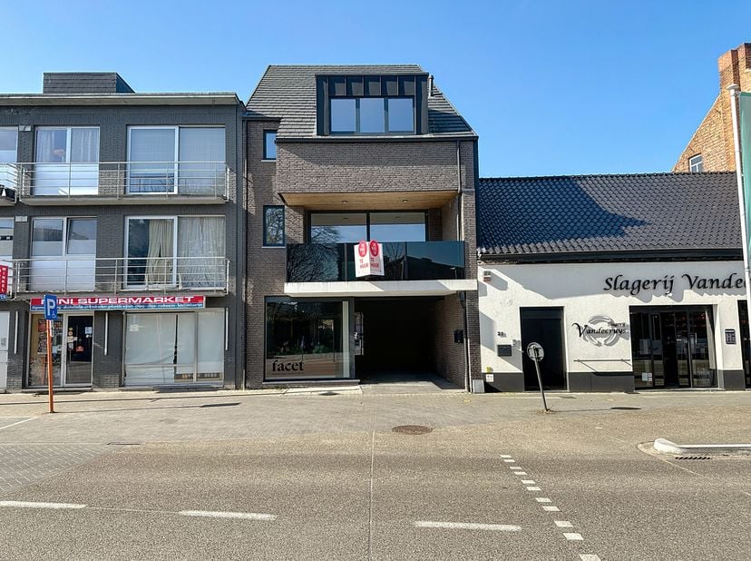 Energiezuinig, nieuwbouw triplex met 2 terrassen (35m² en 10m²) vlakbij het centrum van Kasterlee. Gelegen op de Turnhoutsebaan met een vlotte verbind