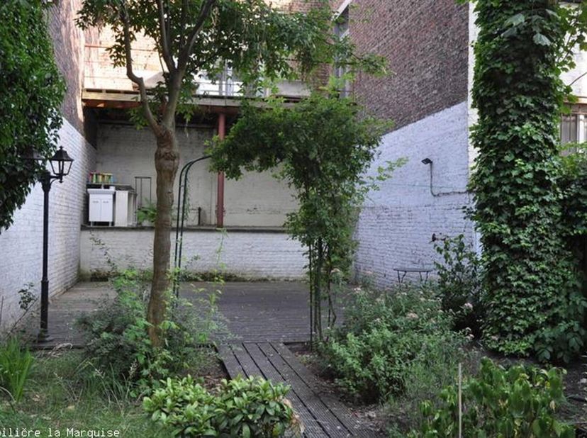 Ideaal voor samenwoning  Op het gelijkvloers van dit charmante kleine gebouw bevindt zich dit verrassende, volledig gerenoveerde, gemeubileerde en uit