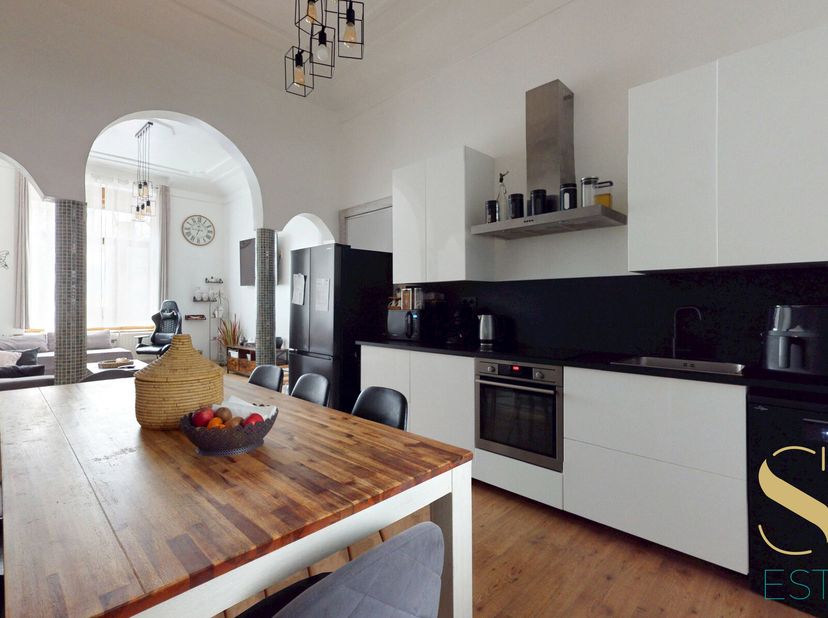Emile Carpentier 49, en face du parc Crickx, ce bel immeuble de rapport type Maison de Maître, avec trois unités reconnues. Il vous offre un apparteme