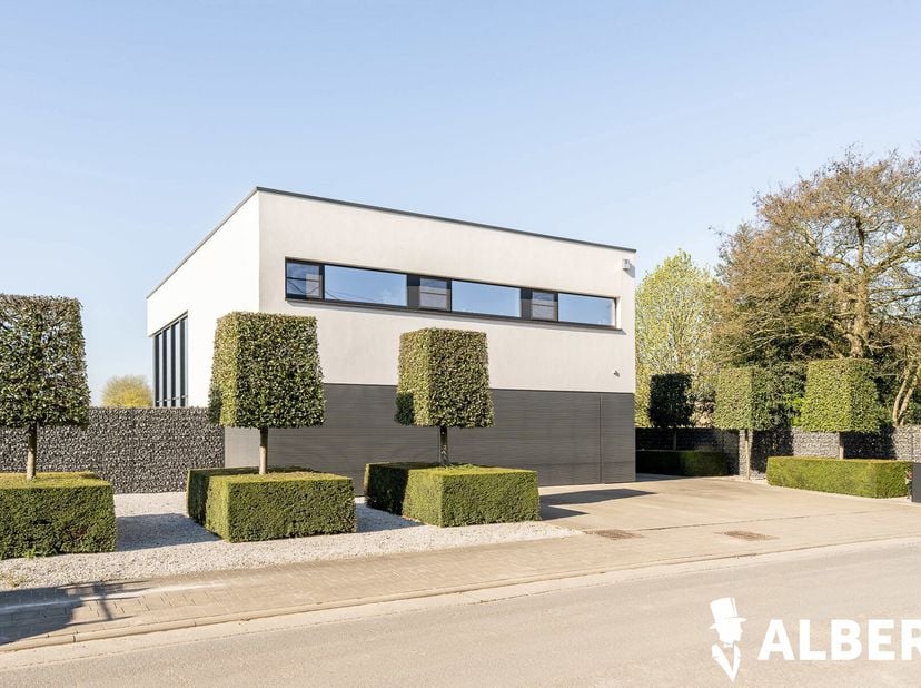 Gelegen te Rekkem, vinden we deze eigentijdse villa met zwembad terug!&lt;br /&gt;
De woning is gelegen op een ruim en zonnig perceel en wordt gekenmerkt do
