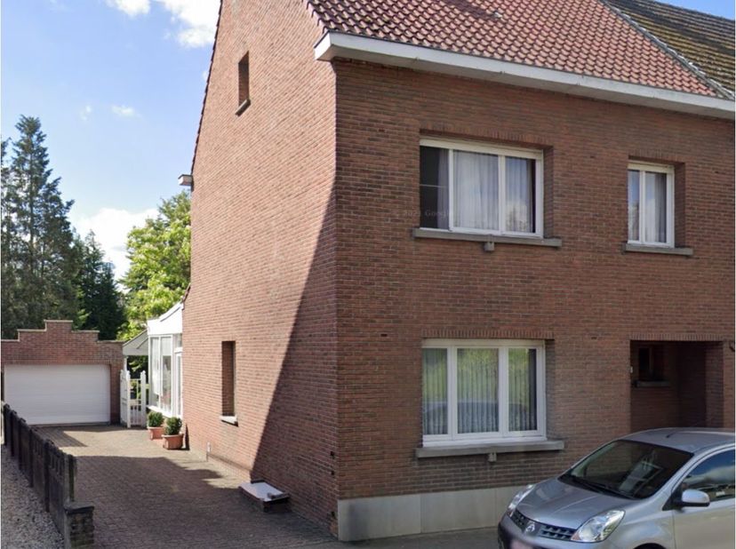 UIT DE HAND TE KOOP&lt;br /&gt;
Deze ruime halfopen bebouwing in het hart van Westmeerbeek biedt een ideale combinatie van ruimte, licht en een gunstige lig