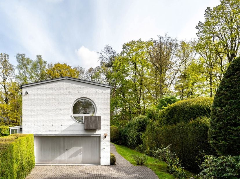 Dans une rue recherchée du prince d&#039;Orange, cette villa datant des années 60 et conçue par l&#039;architecte Jan Van Coppenolle, développe une superficie d